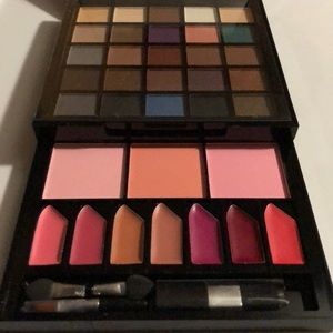 🚨MAKE OFFER🚨 Deluxe Makeup Palette